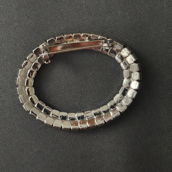 Vintage Rhinestone Wreath Silvertone brooch - Picture 2 of 6